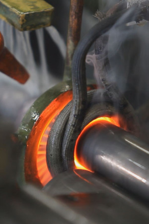 Vertical furnace for heat treatment