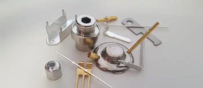 Wärmebehandlung von Teilen der Verbindungstechnik und Elektromechanik